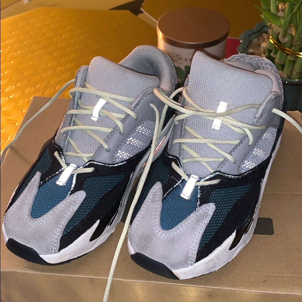 Yeezy boost 700 use!! Signs of wear shown in pics